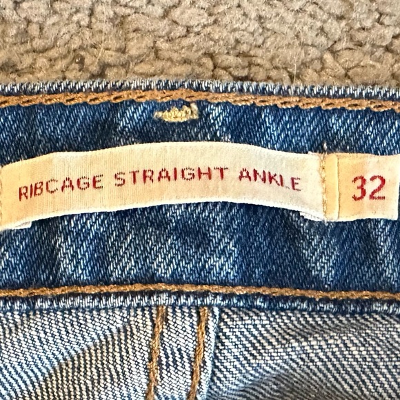 Ribcage Straight Ankle Levi’s Jeans, medium wash. - Picture 6 of 9